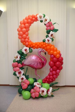 Цифра 8 из шаров с фламинго