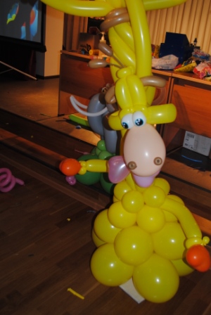 жираф из шаров