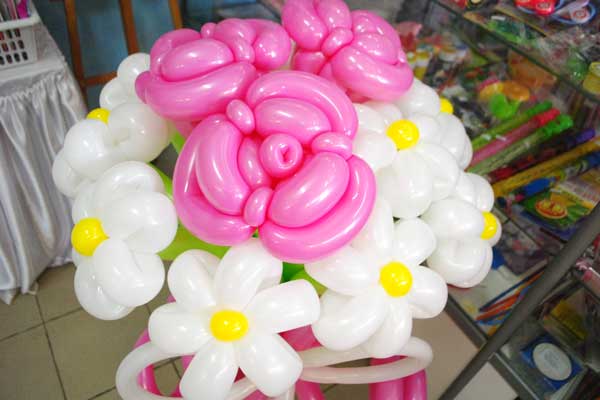 Букет цветов ромашек из шариков